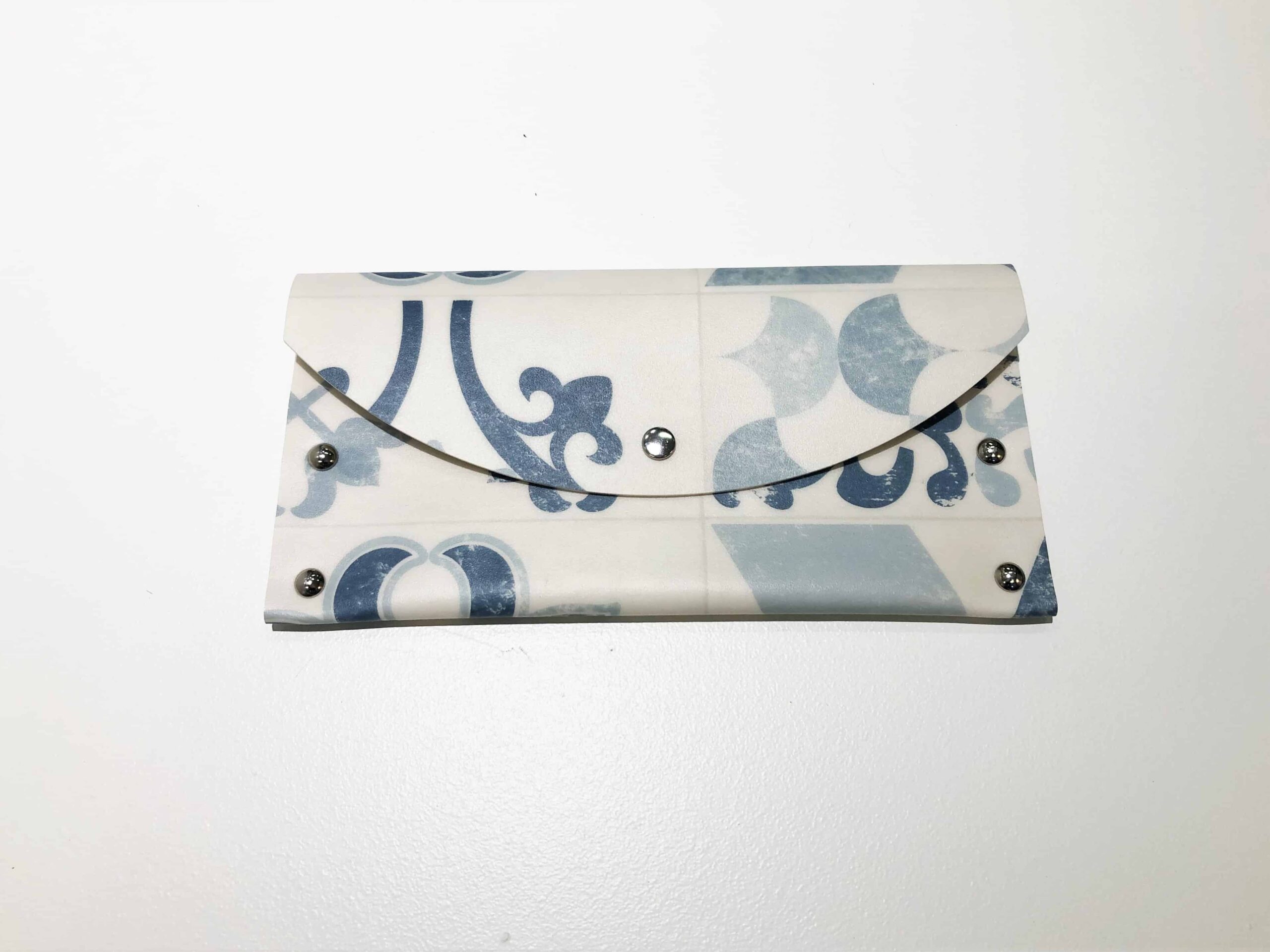 Vaalea pikkulaukku kierrätysmateriaaleista.